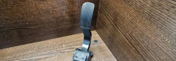 Accelerator throttle pedal