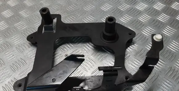 Jaguar F-Pace Radiator mount bracket GX736K767AD