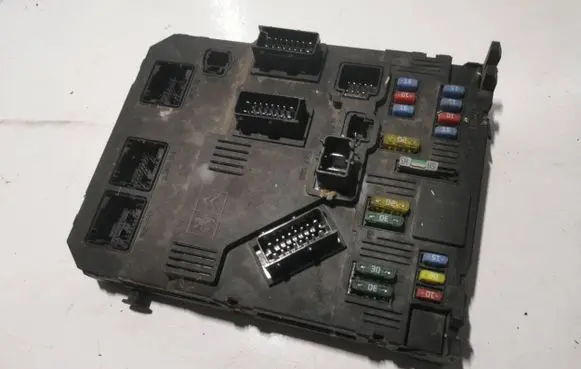 Peugeot 407 Fuse module 9655221180 S120104600K BSIS0300