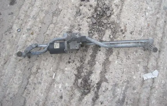 Front wiper linkage and motor