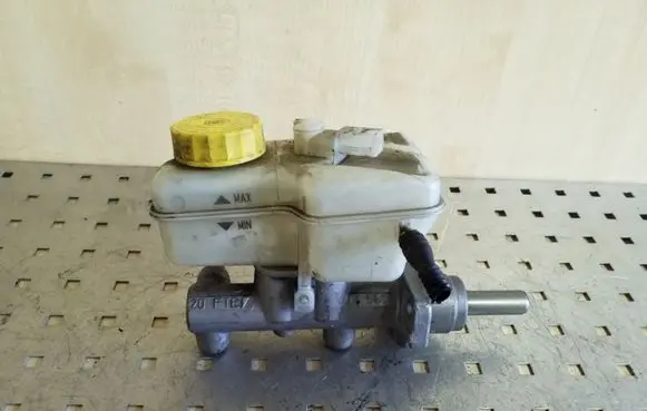 Volkswagen Polo IV 9N3 Master brake cylinder X5617