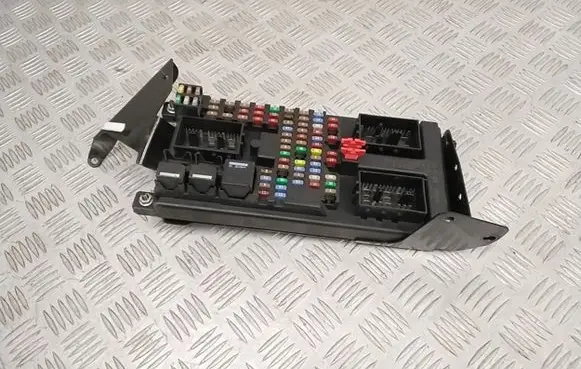 Land Rover Range Rover Sport L320 Fuse module YQE500350