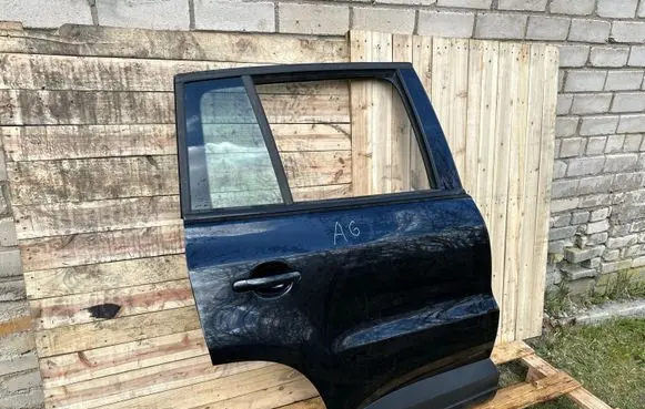 Volkswagen Tiguan Rear door 