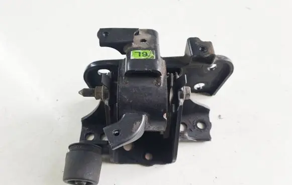 Engine mount vacuum valve