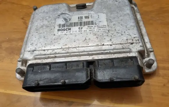 Volkswagen Sharan Engine control unit/module 038906019J 28SA4558