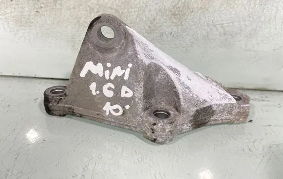 Engine mounting bracket