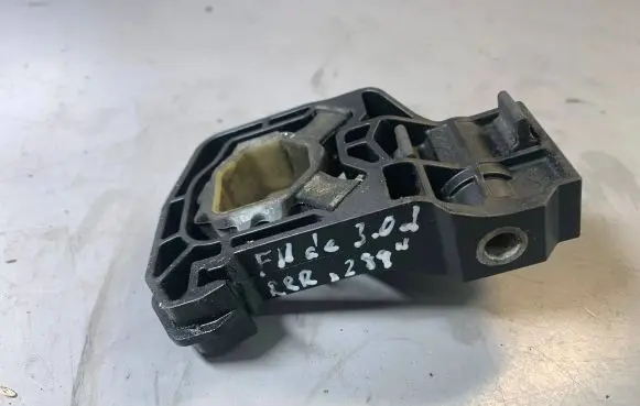 BMW 5 F10 F11 Radiator mount bracket 7575248