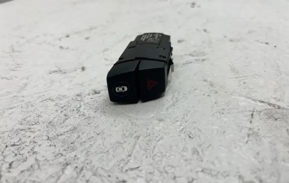 BMW 2 F46 Hazard light switch 9354186 347402020