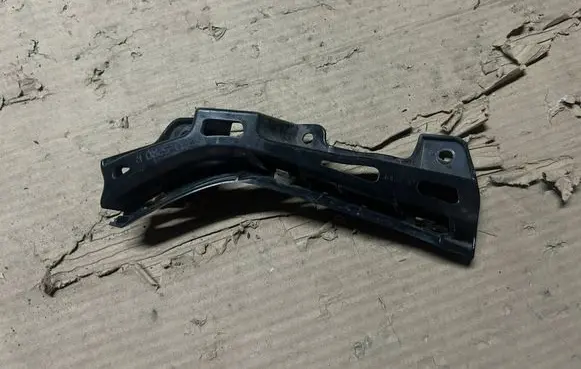 Suzuki Swift III Headlight/headlamp mounting bracket 7173352R0