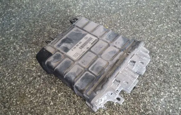 Volkswagen PASSAT B4 Engine control unit/module 028906021B 0281001172 0281001173