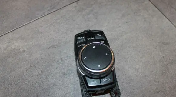 Head unit multimedia control