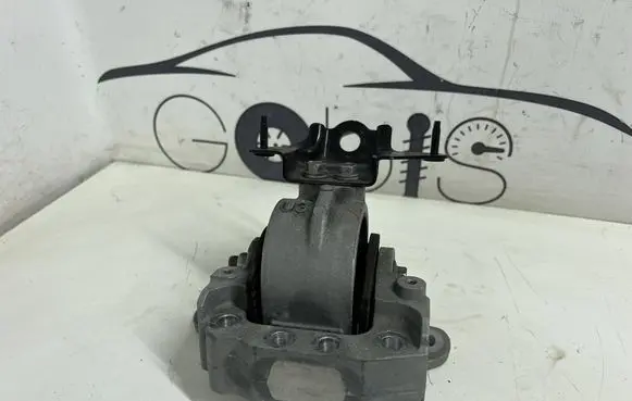 Toyota RAV 4 (XA50) Engine mount bracket 