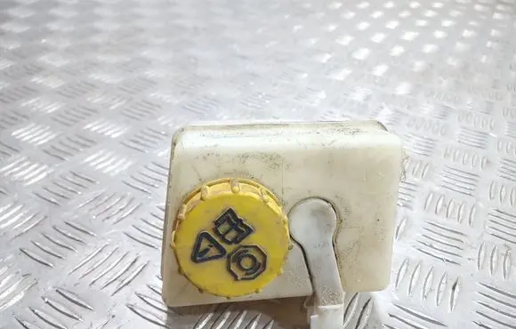 Brake fluid reservoir
