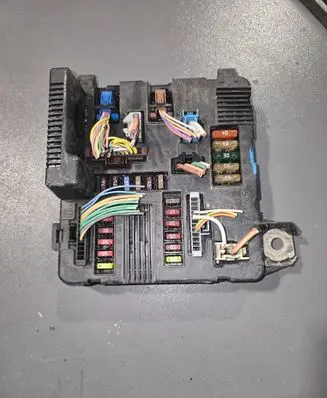 Renault Scenic II - Grand scenic II Fuse module 8200306033A 04135 S118399300J