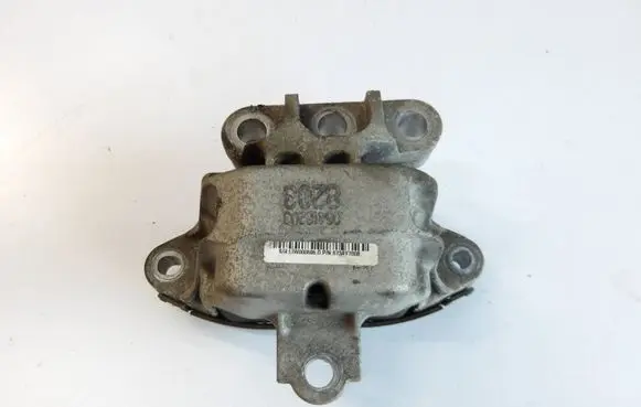 Opel Mokka X Engine mount bracket 673AY700B