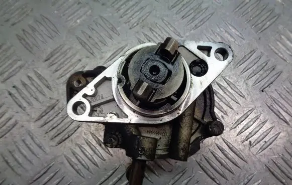Opel Corsa D Vacuum pump 55193232
