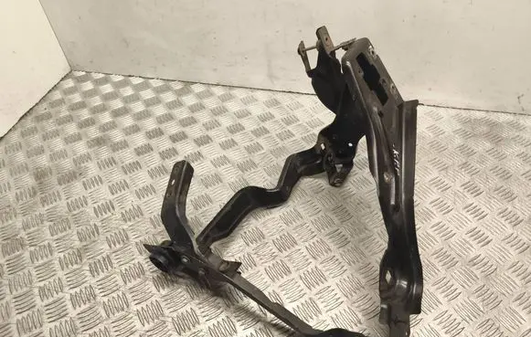 Mercedes-Benz C W204 Headlight/headlamp mounting bracket A2046200991