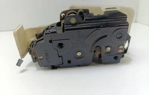 Volkswagen PASSAT B5.5 Front door lock 3B0837868