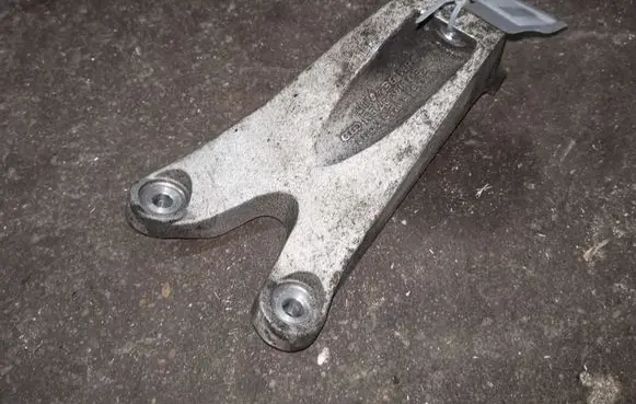 Audi A8 S8 D3 4E Engine mounting bracket 4E0199307BM