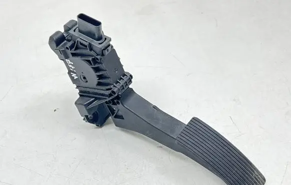 Mercedes-Benz A W177 Accelerator throttle pedal A1773001800 6PV01293404 301018210324