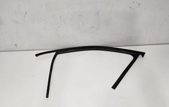 Audi Q3 F3 Front door glass trim molding 83F837431
