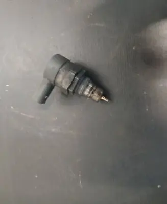 BMW 5 E60 E61 Fuel pressure regulator 0281002481 90197625