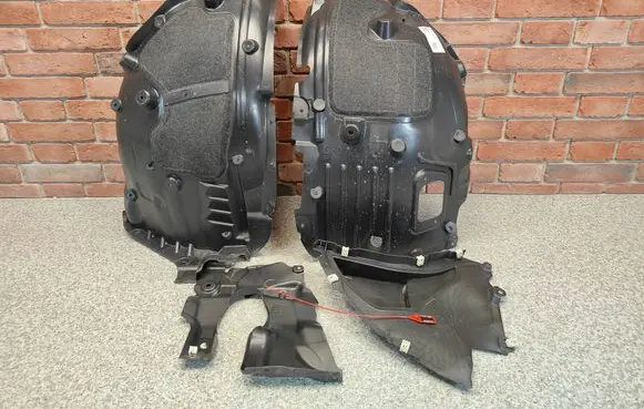 Front wheel arch liner splash guards
