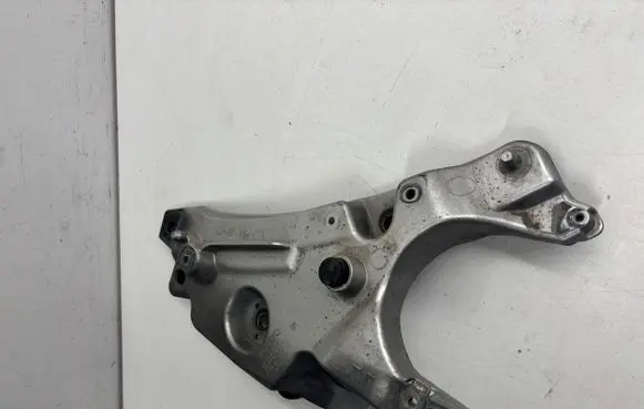 Volvo S90, V90 Fender mounting bracket 31378985