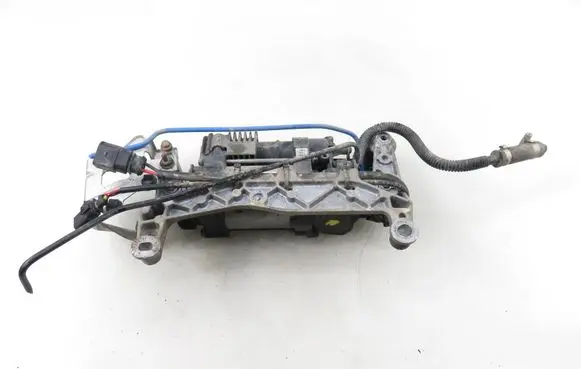 Volkswagen Touareg I Air suspension compressor/pump 7P0698007B