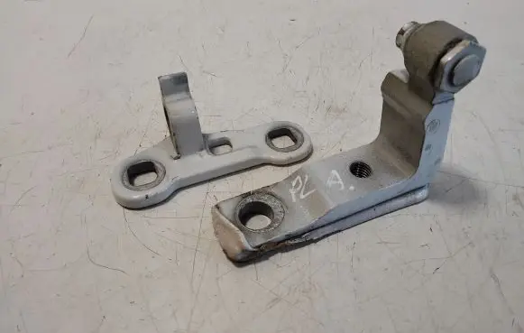 Volvo XC40 Front door lower hinge 31457071