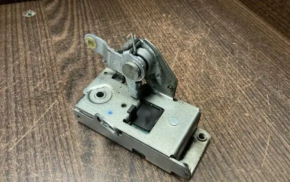 Iveco Daily 4th gen Sliding door lock 500329770