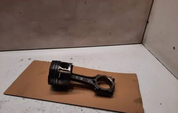Opel Astra H Piston with connecting rod P885