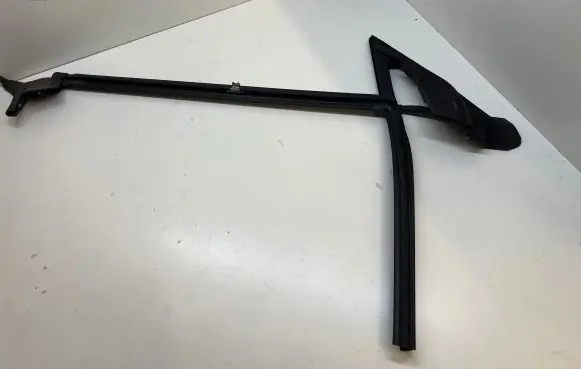 BMW 2 F44 Rubber seal front door (on door) 7483103l