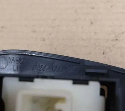 Toyota Avensis T250 Electric window control switch 7427205020