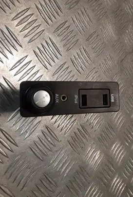 Land Rover Evoque I USB socket connector AW9319C166AA