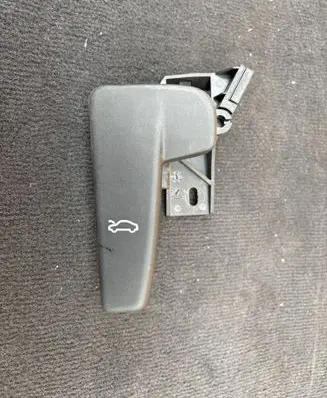 Volkswagen Tiguan Engine bonnet (hood) release handle 3G0823533