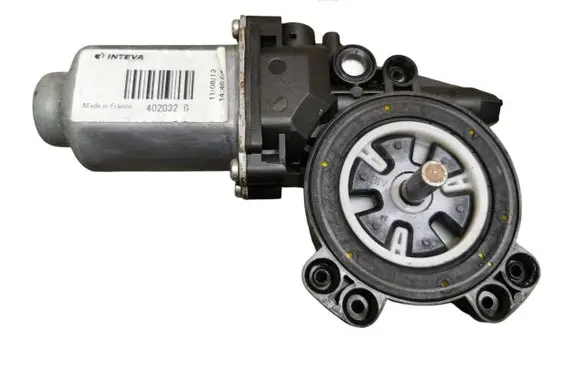 Nissan Qashqai Front door window regulator motor 402032G