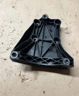 BMW 5 E60 E61 A/C compressor mount bracket 7792202