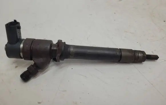 Volvo V70 Fuel injector 8658351