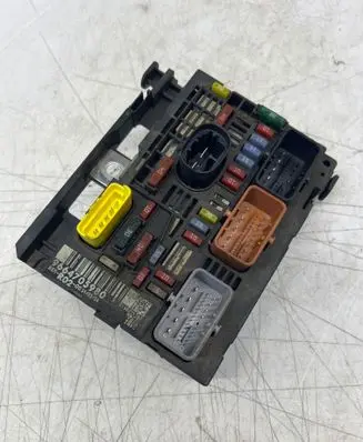 Peugeot 407 Fuse module 9664705980