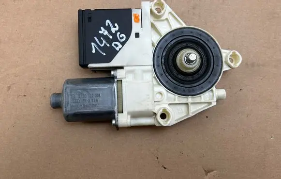 Renault Megane III Rear door window regulator motor 827306548R