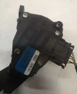 Volkswagen PASSAT B5.5 Accelerator throttle pedal 8D1723523M
