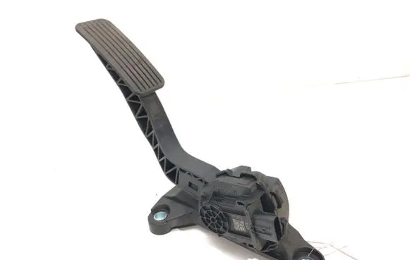 Accelerator throttle pedal