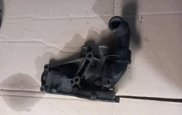 Volkswagen Multivan T4 Thermostat/thermostat housing 037121013A