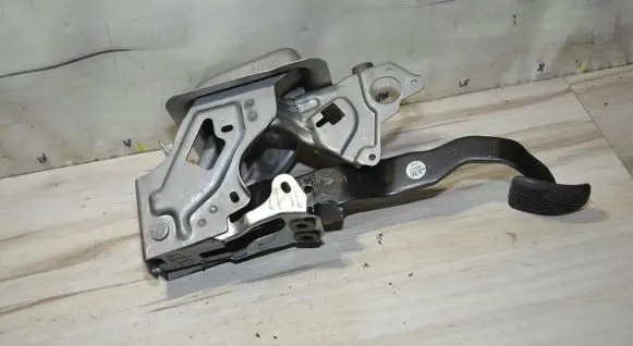 Nissan Note (E12) Brake pedal 