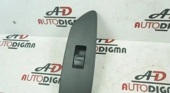 Toyota Auris 150 Electric window control switch 7423102530