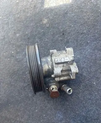 Volkswagen PASSAT B5 Power steering pump 058145255B