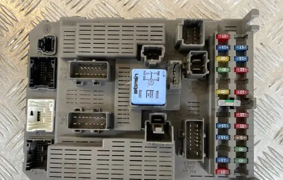 Peugeot 807 Fuse module 9649477380