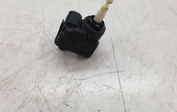 Opel Omega B2 Headlight level adjustment motor 00728230