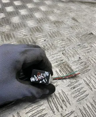 Nissan Qashqai Hazard light switch 0H01125280